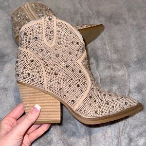 Very G ~ taupe blingy rhinestone boots 👢 ~ brand new ~ never worn! 🆕 size 6